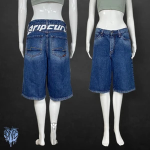 Rip Curl Baggy Shorts  - Skater baggy shorts i fint skick, coolt print på baksidan. Storlek 30, sitter baggy på dockan. Kolla på måtten nedanför! Gratis spårbar frakt.   Mått: Midjebredd 40cm (räkna det som höftbredd för en lågmidjad look), ,Höftbredd 50cm ,Grendjup 30cm  & Längd 60cm 