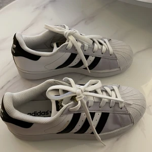 Adidas skor i storlek 37 - Använt några få gånger! 