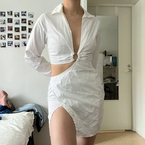 Studentklänning - För dig som är utebli sista sekunden men vill ha en alldeles unik och speciell klänning!!! Klänningen är från Angelica blocks samarbete med NA-KD förra året och den är så unik och snygg. Lite skrynklig på bilden men det är inget som inte kan åtgärdas🥰