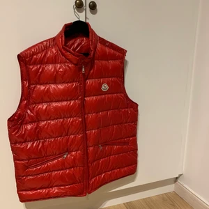 Moncler gui väst storlek 6 - Jag säljer min röda moncler väst som är köpt på Highend markets.   Den är storlek 6 (Jag har XL och den sitter bra på mig) Kontakta mig vid mer frågor 