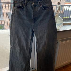 Vida jeans från weekday i storlek 29/30. 