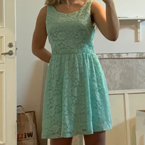 Klänning från LUSH storlek M - Enurkos blommig klänning med dubbel tyg, öppen rygg, diskret dragkedja och i stort sätt oandvänd