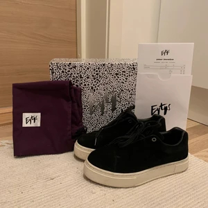 Eytys skor - Säljer mina supersnygga Eytys skor. Dom är andvända max 5 gånger, säljer pågrund av att jag har ett par till liknande. Dom är i storlek 38. Dustbag, kartong och äkthetsbevis medföljer. Kan mötas upp, kan även skicka på post men då betalar köparen fraken.