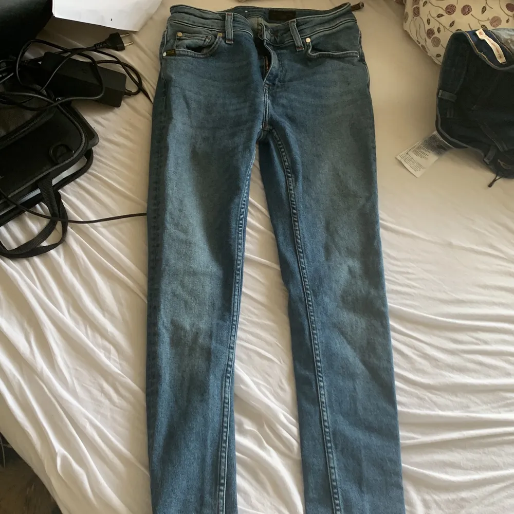 Nya använda 3 gånger köpta för 1499kr men lite för långa på mig men annars lagom stretchiga storlek w29 L 32 modellen hehe SLIGHT. Jeans & Byxor.