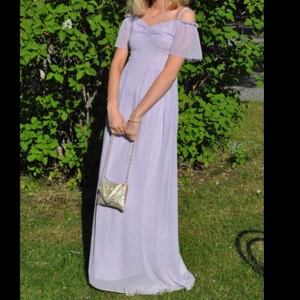 Balklänning  - Ljuslila långklänning från Little Mistress i nyskick. Storleken är UK 8 men skulle säga att det är S. Pris kan diskuteras💕