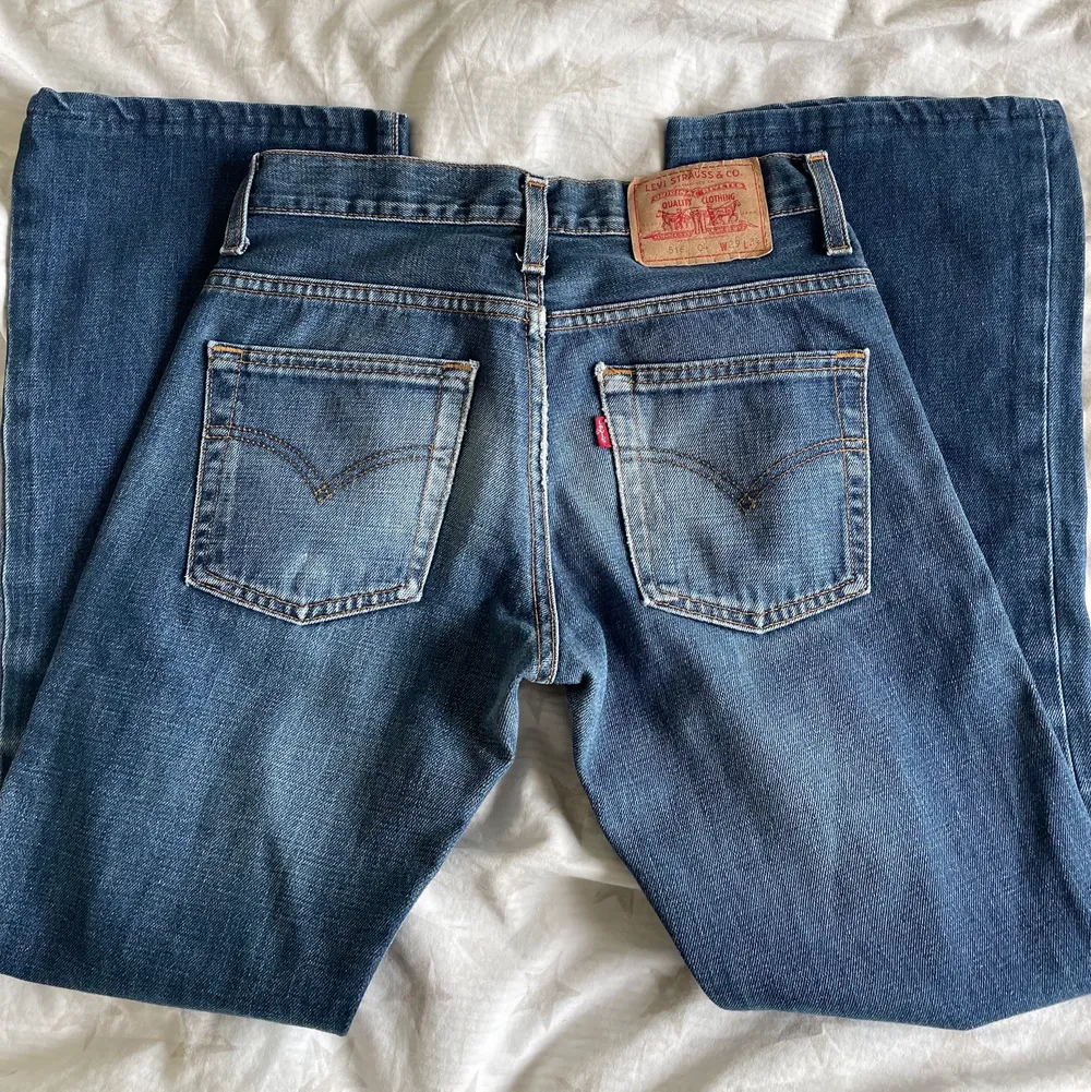 Lågmidjade levis jeans. Passar någon som är runt 165. Säljer då dom är för små. (Bilderna med byxorna på är inte jag). W29 L34. Passar någon med med midjemått runt 65 cm och höft runt 85 cm.. Jeans & Byxor.