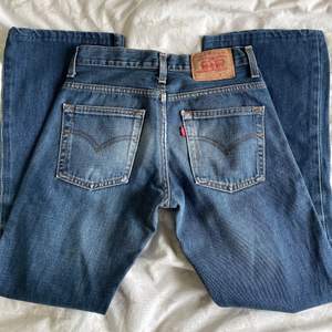 Lågmidjade levis jeans. Passar någon som är runt 165. Säljer då dom är för små. (Bilderna med byxorna på är inte jag). W29 L34. Passar någon med med midjemått runt 65 cm och höft runt 85 cm.