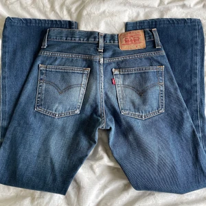 Lågmidjade Levis Jeans - Lågmidjade levis jeans. Passar någon som är runt 165. Säljer då dom är för små. (Bilderna med byxorna på är inte jag). W29 L34. Passar någon med med midjemått runt 65 cm och höft runt 85 cm.