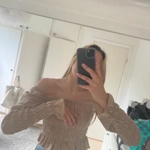 Fin tröja  - As fin tröja från Gina, bra skick. Köpt för 2 årsen ❤️❤️❤️ passar S/Xs /M den är stretchig! Fin till sommaren 