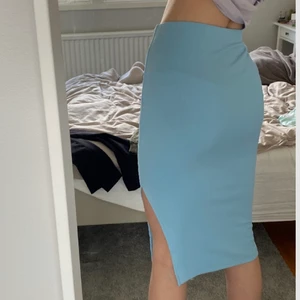 Blå ribbad kjol - Lite längre så typ ”midi kjol” 💙 i ribbad stretchiga och skönt tyg och fin färg ☺️ storlek xs/s men stretchig som sagt ☺️ säljer för 75kr