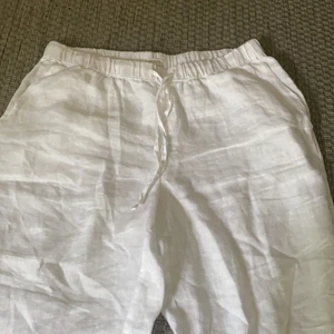 Vita linnebyxor från H&M - Säljer ett par vita linnebyxor från H&M som är helt slutsålda på nätet och i butik. Dom är helt oanvända då dem inte passade mig när jag fick hem dom. Supersköna och snygga 