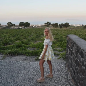 Sommar topp - Säljer denna så gulliga sommartopp så söt nu inför sommarn i linne material! 