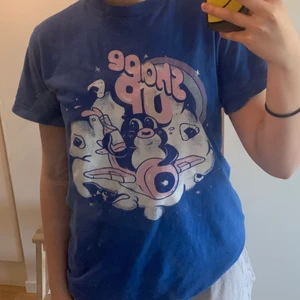 Blå t shirt - En ascool blå t shirt med tryck där det står shape up💙💜