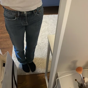 Jeans  - Snygga zara jeans som tyvärr blivit försmå. Bra skick inga slitningar.