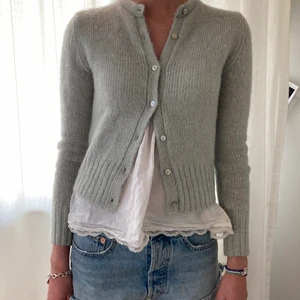 Grå stickad kofta från zara  - Jätte fin grå stickad tröja från zara. Knappast anvönd 