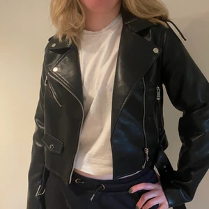 Skinnjacka - Skinnjacka i storlek S. Endast använd en gång, säljer pga att jag inte haft någon användning utav den:) Pris: 150 kr + frakt eller eventuellt mötas upp i Stockholm!