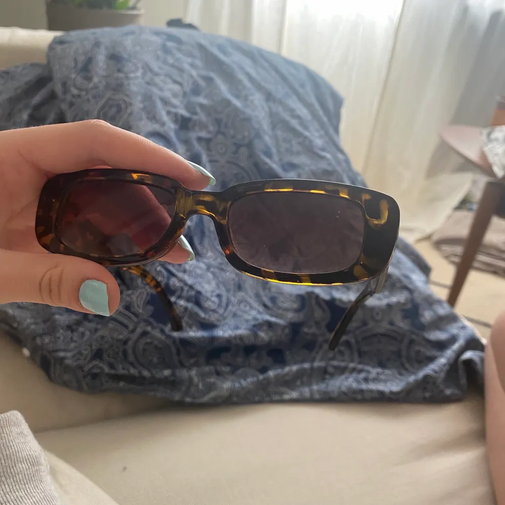 Solglasögon, säljer då dem är ”out of my comfort zone” . Accessoarer.
