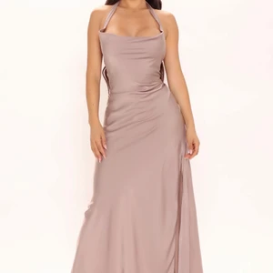 Satin Maxi Klänning - Mocha - Säljer denna fina klänning då jag köpte 2 stycken utav den och kan ej returneras. Ankelklänning som passar fint på mig som är 170cm. Aldrig använd, endast testad och prislappen finns kvar. Skriv för fler bilder. Köparen står för frakt🌸
