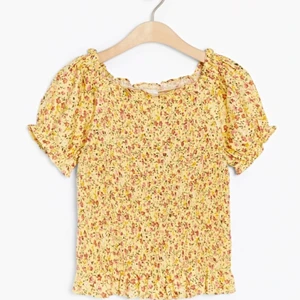 Gul blommig topp XS/140 floral Lindex - Fin topp från Lindex, blommigt mönster. Aldrig använd. Helt ny! Färg: gul. Strl: 140 (passar xs) Fraktkostnad tillkommer, betalning via swish.