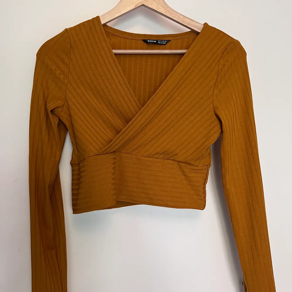Long sleeve mustard colored croptop from shein! Never worn it!  ✨ Shipping is possible (ontop of the item price). Toppar.