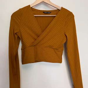 Crop top long sleeve Shein - Long sleeve mustard colored croptop from shein! Never worn it!  ✨ Shipping is possible (ontop of the item price)