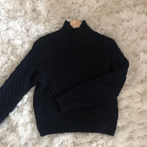 Stickad polo - Så fin stickad tröja med hög nacke. Sitter lite oversized med inte överdrivet. Passar både bra med jeans och kjol💕frakten är spårbar! 