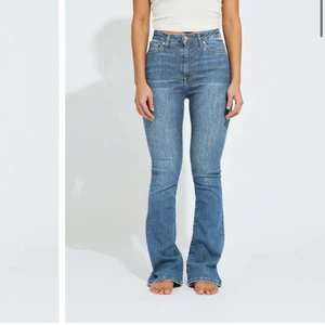 bootcut jeans - bootcut jeans från bikbok som endast är använda ett fåtal gånger. Jeansen är i samma modell som första bilden fast i en vit färg. De är bra i längden på mig som är 168🫶🏼 Nypris 599kr