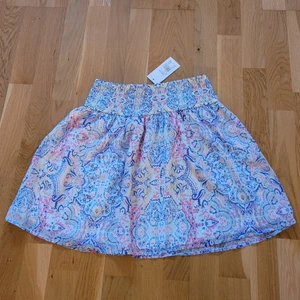 Sommarkjol - Skitsöt ny sommarkjol i storlek 158/164 (prislappen kvar). Nypris 149kr, mitt pris 99kr. Kan fraktas, men köparen står för frakten 