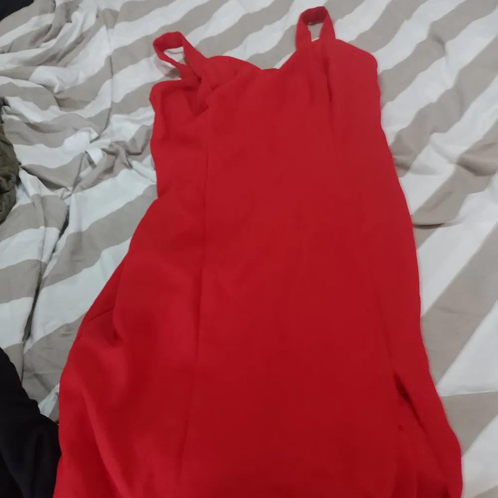 Röd klänning storlek 40. Klänningar.