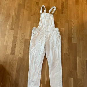 Hängselbyxor  - Jättefina vita hängselbyxor. De är använda vid endast 1 tillfälle, annars är de sprillans nya 