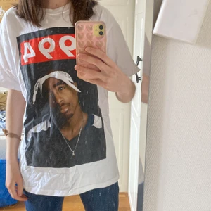 TuPac-t-shirt - 2Pac-tischa. Köpt på Carlings för 199kr. Storlek L men sitter nice oversized på mig som är en XS/S.