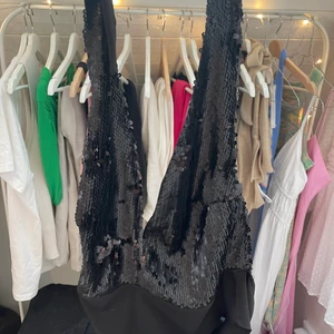 Glittrig Fest Body💗🖤 - V ringad glittrig Body💗 Storlek M Halterneck justerbar i nacken💗 Säljs för 70kr plus frakt 65kr🐯🌸🌸