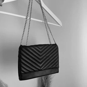 Väska  - Går att justera bandet Frakt tillkommer 