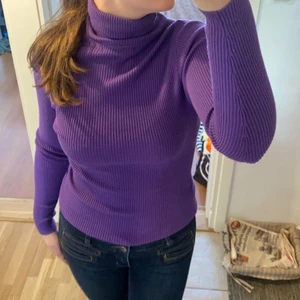 Tröja  - Söljer min lila tröja som är jättefin nu under sommaren. Storleken är S! 💜
