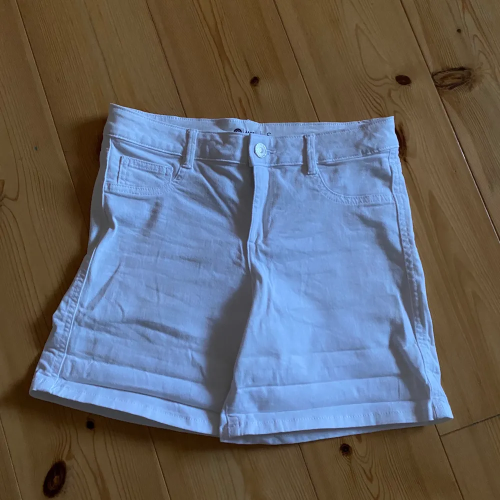 Ett par vita jeansshorts från Cubus i storlek S. Fint skick, knappt använda. Går att ha både uppvikta och nedvikta beroende på vilken stil man har. Är villig att diskutera priset vid snabb affär/köp av flera plagg.. Shorts.