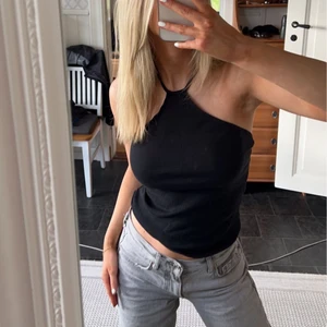 Linne - Ett svart linne med knytning i nacken💞kommer tyvärr inte till användning