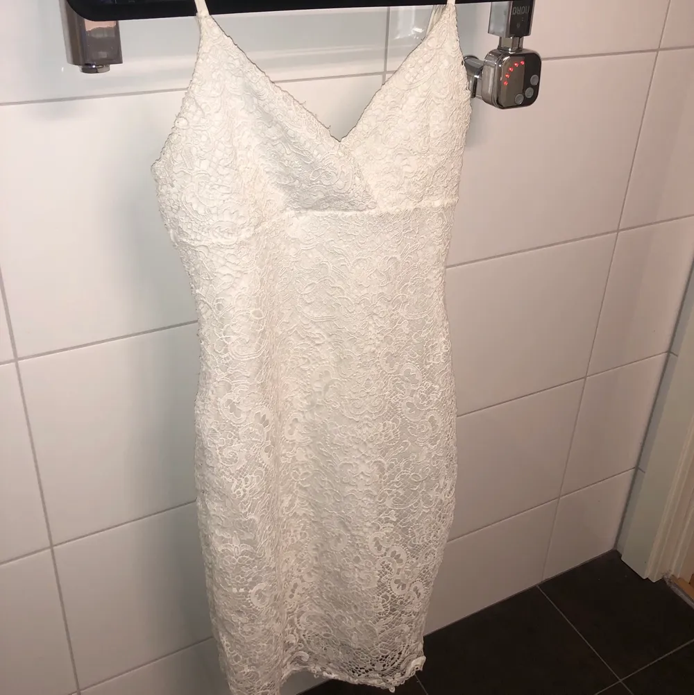 En vit klänning, använd 1 gång, passar storlek 34/36. Klänningar.