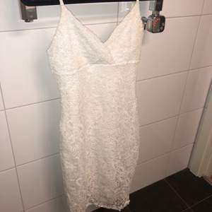 En vit klänning, använd 1 gång, passar storlek 34/36