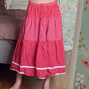 Gullig röd rutig lång kjol - Detta är min mammas gamla som inte har kommit till användning! Kan funka som S/M! Kontakta mig vid frågor!