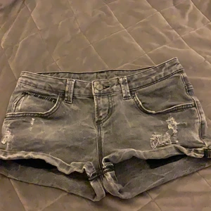 Säljer ett par jätte snygga populära gråa shorts! - Säljer dem här super snygga populära gråa shorts aldrig andvänd!💕💕