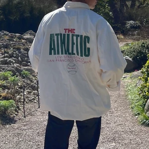 Levi’s skjorta/jacka - Säljer denna snygga Levi’s jacka! Den är i tunnare tyg så kan användas som skjorta också. Den är i en väldigt oversized modell men går att knyta nedtill så den sitter bättre✨(den har vissa slitningar eftersom den är vintage, men inget extremt)