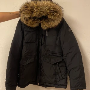 Hollies livigno strl 44 - Säljes pga viktnedgång. Fint skick och sparsamt använd. Litet skrapmärken på höger armen dock men inget man tänker på. 