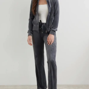 Mjukis dress  - Mjukis dress från Ginatricot. Byxor i storlek M, tröjan i storlek S. 