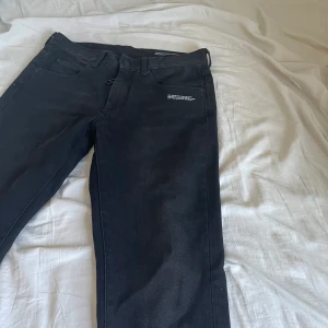 Off white byxor  - Väldigt bra skick använda fåtala gånger bara, 30 midjan och 32 på längden.