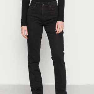jeans - Jeansen är helt oanvända och är i bra skick. Säljer då jag inte får någon användning av dom. Första bilden är från Zalando. Skriv ifall du undrar något.