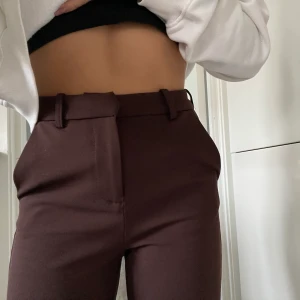 Bruna kostymbyxor  - Säljer mina bruna kostymbyxor då dem tyvärr inte kommer till användning. Använda endast en gång så i nyskick. Storlek XS men väldigt stretchiga så skulle även passa en S/M