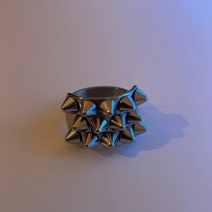 Edblad ring silver - Säljer denna sjukt snygga Edblad nit ring i storlek 18,5. Säljer pågrund av att jag köpte fel storlek❤️‍🔥 Kan även tänka mig att byta mot likadan fast i storlek 17,50🙌🏼 inga repor eller andra defekter som jag ser. Köptes för 399kr.❤️