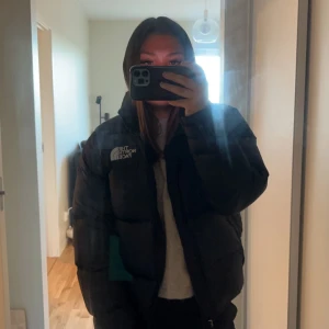 North face jacka - Säljer denna sjukt snygga och trendiga North Face jacka! Använd fåtal gånger i vintras och är som helt ny! Inga defekter överhuvudtaget! Hör av er vid frågor funderingar,eller bilder!💗nypris 3700kr!!