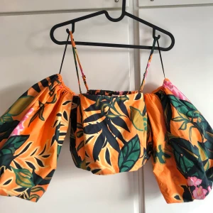 Axellös Topp - Axellös topp från H&M. Oanvänd, prislapp sitter kvar! Kan mötas upp i Kortedala eller Vasaplatsen. Om ni vill att jag postar paketet så för ni stå för fraktkostnaden! ☺️