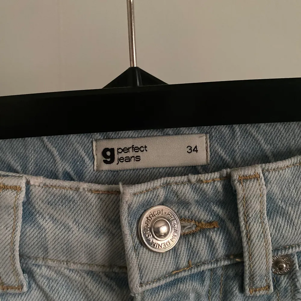Skit snygg jeans från Gina Tricot som aldrig används pga för liten storlek. Det är i bra skick då de aldrig använts. Pris kan diskuteras . Jeans & Byxor.